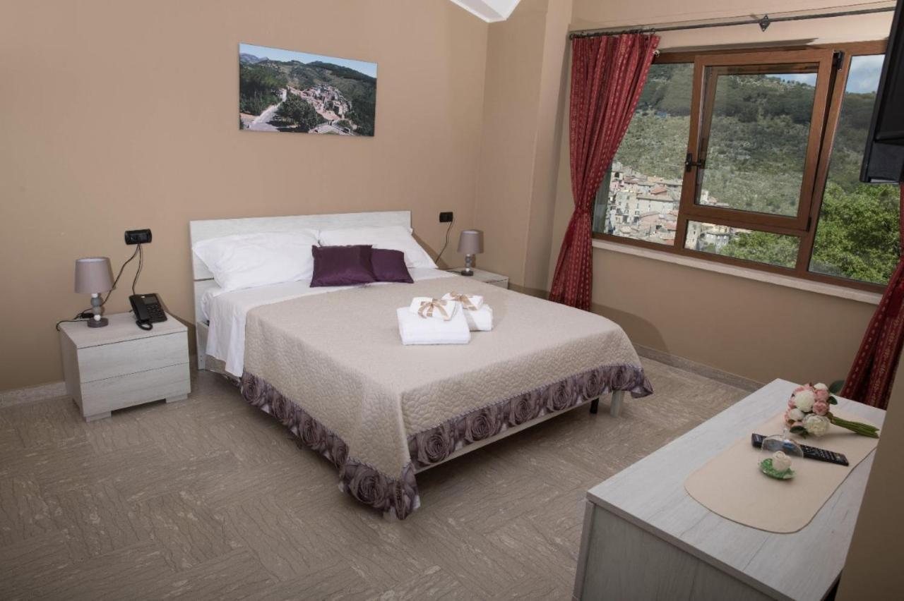 Готель Divino Bistrot E Relais Lenola Екстер'єр фото