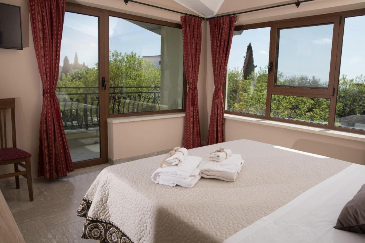 Готель Divino Bistrot E Relais Lenola Екстер'єр фото