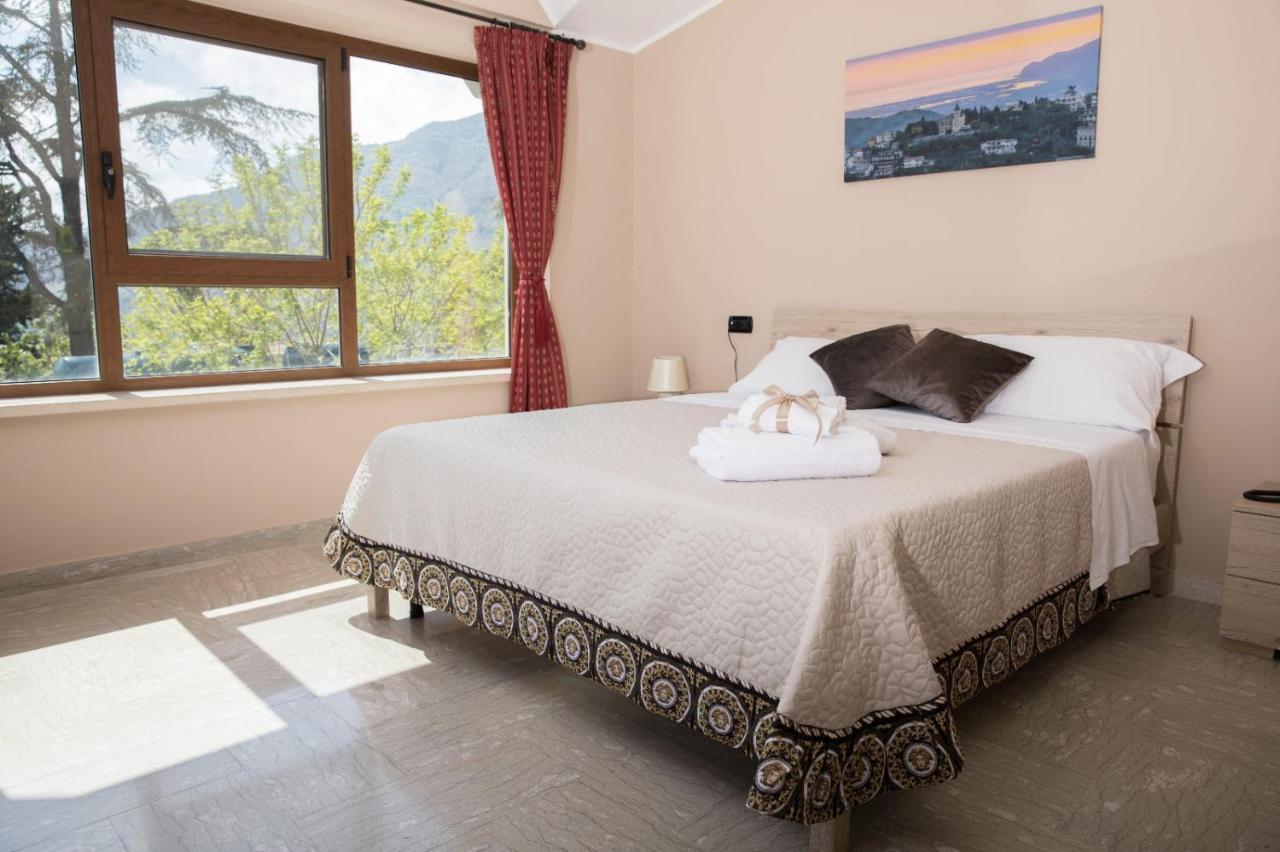 Готель Divino Bistrot E Relais Lenola Екстер'єр фото