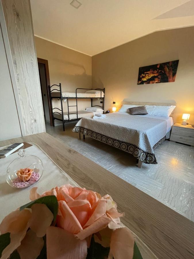 Готель Divino Bistrot E Relais Lenola Екстер'єр фото