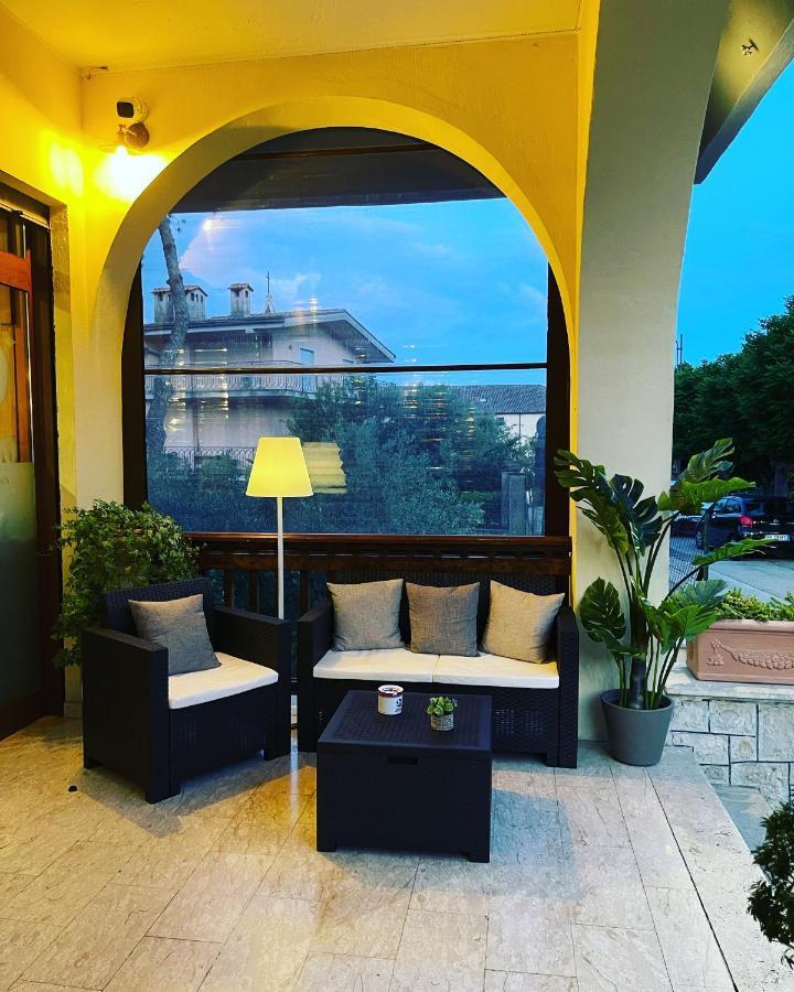 Готель Divino Bistrot E Relais Lenola Екстер'єр фото
